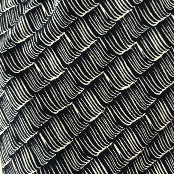 Navy Blue and White Pattern Sleeveless Ruffle Top size large - Picture 4 of 9